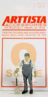 1407 FIREMAN STANDING W/ SHOVEL-O