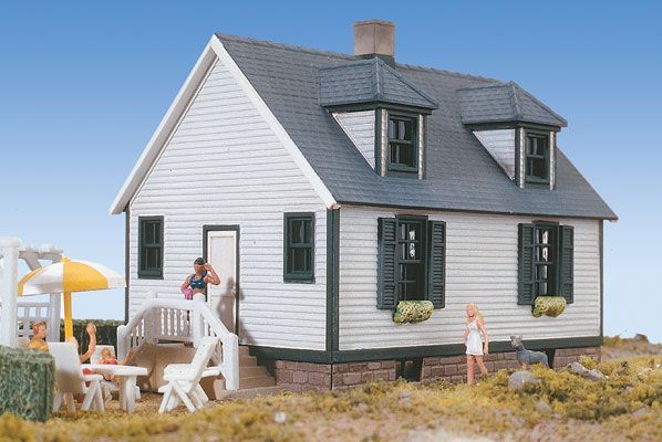 933-3657 LAKE FOREST COTTAGE-HO