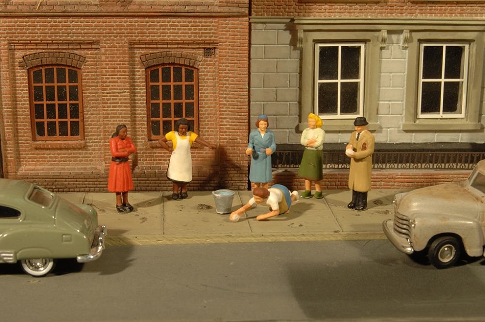 33167 SIDEWALK PEOPLE-O