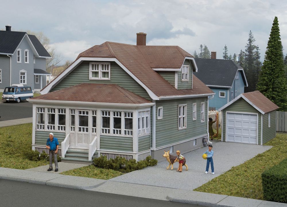 933-3791 BUNGALOW W/ GARAGE-HO