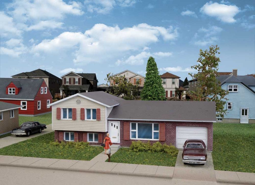 933-3840 SPLIT-LEVEL HOUSE-N